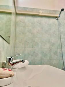 La salle de bains est pourvue d'un lavabo blanc et d'un miroir. dans l'établissement Appartamento I Gigli - By Bolgheri Holiday, à Marina di Bibbona
