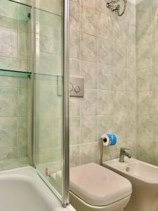 La salle de bains est pourvue d'une douche, de toilettes et d'un lavabo. dans l'établissement Appartamento I Gigli - By Bolgheri Holiday, à Marina di Bibbona
