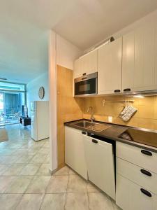 - une cuisine avec un évier et un comptoir dans l'établissement Appartamento I Gigli - By Bolgheri Holiday, à Marina di Bibbona