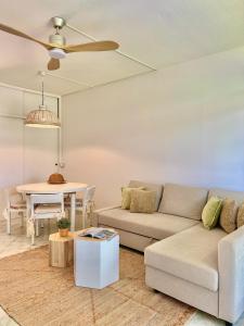 - un salon avec un canapé et une table dans l'établissement Appartamento I Gigli - By Bolgheri Holiday, à Marina di Bibbona