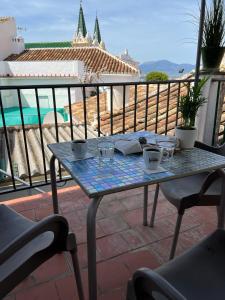 Una mesa en un balcón con vista al mar. en San Antonio, en Alhaurín el Grande