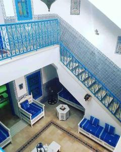 una vista aérea de una escalera con sillas azules en Dar Sandra Bizerte, en Bizerte