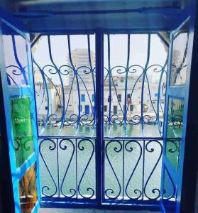 比塞大的住宿－Dar Sandra Bizerte，享有城市美景的开放式窗户。