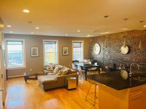 un soggiorno con divano e tavolo di Boston North end Harbor View condo. FREE PARKING a Boston