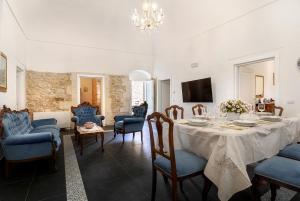 una sala da pranzo con tavolo e sedie di Ai Due Leoni 1863 a Ragusa