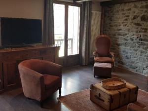 a living room with two chairs and a flat screen tv at Appartement Valloire, 4 pièces, 9 personnes - FR-1-263-218 in Valloire