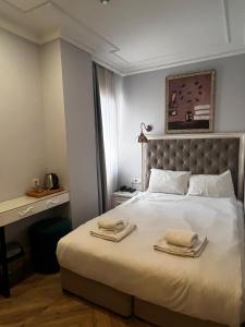 une chambre avec un grand lit avec des serviettes dessus dans l'établissement Good Night Hotel Istanbul, à Istanbul