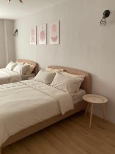 Ένα ή περισσότερα κρεβάτια σε δωμάτιο στο Lemon Olive Stylish Townhouse