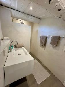 Et badeværelse på Belle Maison de village Ramatuelle