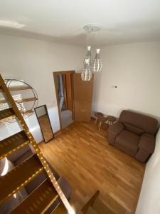 - un salon avec un canapé et un escalier dans l'établissement Lux Apartment Meecoon, à Podgorica