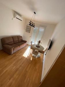 - un salon avec un canapé et une table dans l'établissement Lux Apartment Meecoon, à Podgorica