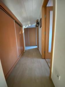 un couloir vide avec des portes et une chambre avec un couloir dans l'établissement Lux Apartment Meecoon, à Podgorica