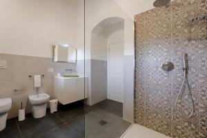 un bagno con doccia, WC e lavandino di Ai Due Leoni 1863 a Ragusa Altre 16 foto
