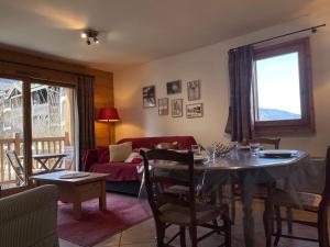 - un salon avec une table et un canapé dans l'établissement Appartement Samoëns, 3 pièces, 6 personnes - FR-1-624-23, à Samoëns