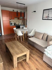 ein Wohnzimmer mit einem Sofa und einem Tisch in der Unterkunft mieszkanie in Gdynia