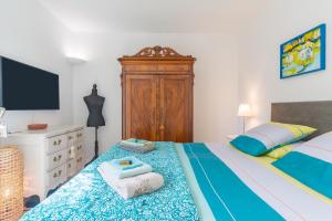 une chambre avec un lit avec des serviettes dessus dans l'établissement Villa - Chez Dominique, à Manosque 22 autres photos