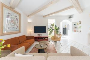 a living room with a couch and a tv at Villa - Chez Dominique in Manosque