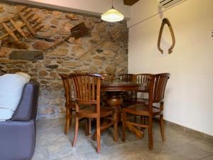 - une salle à manger avec une table et des chaises en bois dans l'établissement Casa Rural La Vertedera 3, à Villar de Ciervo