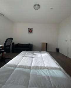 A bed or beds in a room at Room in Apartment next to ST Hbf