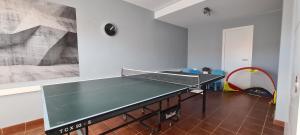 una mesa de ping pong en el medio de una habitación en Duplex Pozo Canary, en Pozo Izquierdo