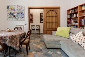 - un salon avec un canapé et une table dans l'établissement Great Apartment at the Duomo, à Florence