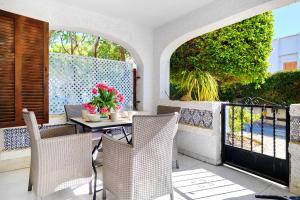 d'une terrasse avec des chaises et une table fleurie. dans l'établissement Casa Reina Abajo, à Orihuela