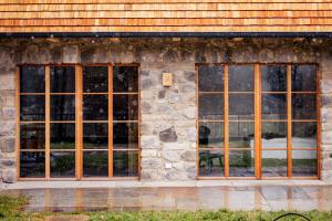 - deux fenêtres dans un bâtiment en pierre avec un mur en pierre dans l'établissement Leitzach, à Fischbachau