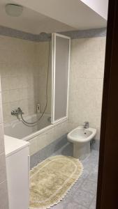 ein Badezimmer mit einer Badewanne, einem Waschbecken und einem WC in der Unterkunft Proprietà intero Allogio con parcheggio in Sestri Levante
