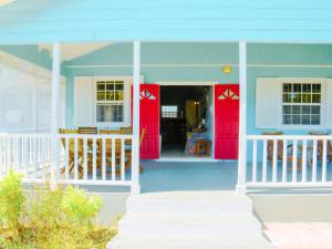 クライストチャーチにあるEndless Summer Beach House 4BR with Carの赤い扉とポーチのある家