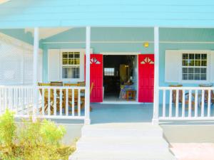 Η πρόσοψη ή η είσοδος του Endless Summer Beach House 3BR with Car