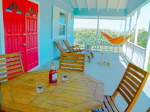 クライストチャーチにあるEndless Summer Beach House 4BR with Carのテーブルと椅子、ハンモックが備わる客室です。