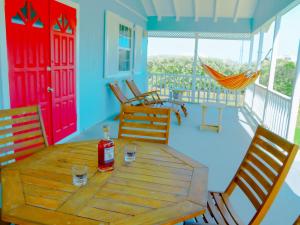 Μπαλκόνι ή βεράντα στο Endless Summer Beach House 3BR with Car