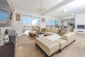 A seating area at Villa White Beauty