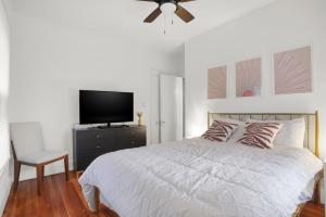um quarto com uma cama e uma televisão de ecrã plano em Comfy Apartment in Indianapolis em Indianápolis