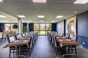 Konferenční prostory v ubytování Logis Hôtel Restaurant Le Sainte Mere