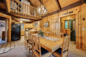 comedor con mesa de madera y sillas en Woodsy Cabin with Fire Pit about 8 Mi to Mount Snow, en Wardsboro