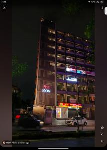 ein Gebäude mit Neonschild in der Nacht in der Unterkunft Hotel RK ICON in Ahmedabad