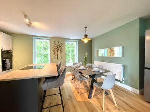 a kitchen and dining room with a table and chairs at Renovated 2 Bedroom Apartment With 2 Bathrooms in Bristol