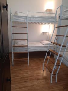 Een bed of bedden in een kamer bij New Generation Hostel Como Lake