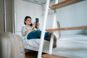 Een bed of bedden in een kamer bij New Generation Hostel Como Lake
