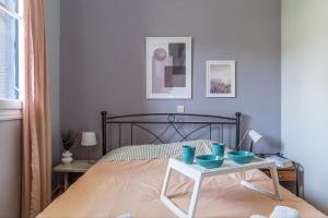 Steniaí的住宿－Stenies'nook family home，一间卧室,配有一张带蓝色碗的桌子
