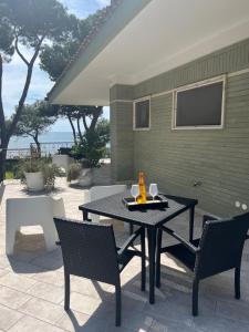 een zwarte tafel en stoelen op een patio bij Villa Luisa B&B in Sperlonga