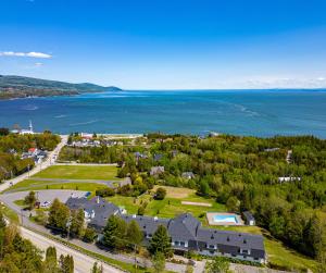 an aerial view of a house and the water at Auberge Des 3 Canards in La Malbaie