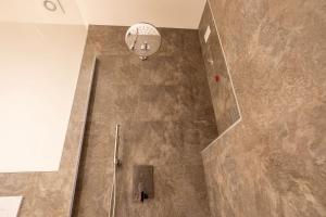 una vista sul soffitto di una doccia con soffitto di Hotel dell'Angelo a Predore