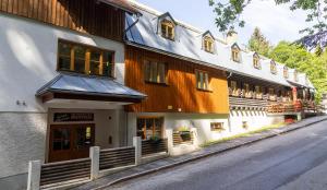 ein Gebäude an der Straßenseite in der Unterkunft Forsthaus Apartment in Holzschlag