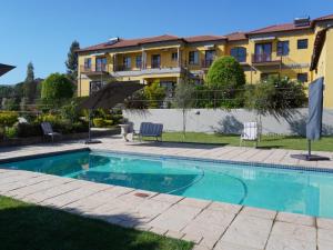 una piscina frente a un edificio en Cradle Mount Hotel, en Krugersdorp