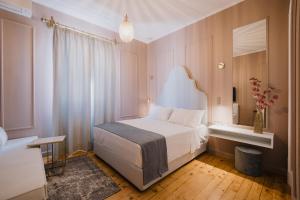 Postel nebo postele na pokoji v ubytování Mantzarou Suites by Corfu Collection