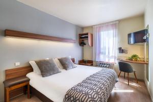 TV a/nebo společenská místnost v ubytování Logis Hôtel Restaurant Le Sainte Mere