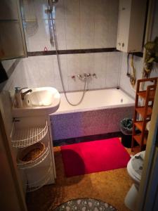 La salle de bains est pourvue d'un lavabo et d'une baignoire. dans l'établissement Calm&Sweet Budapest Apartment, à Budapest