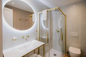 Koupelna v ubytování Mantzarou Suites by Corfu Collection